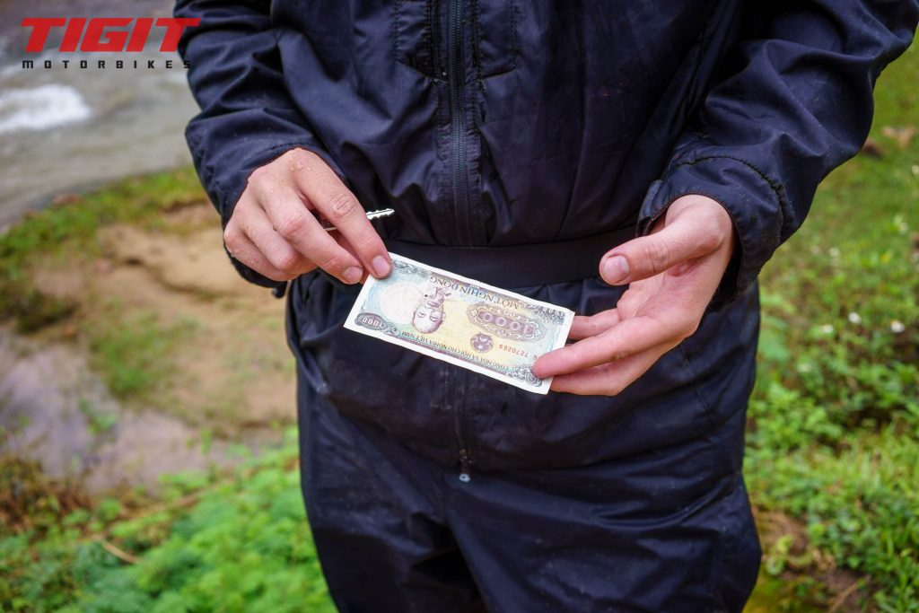 holding 1000 vnd note