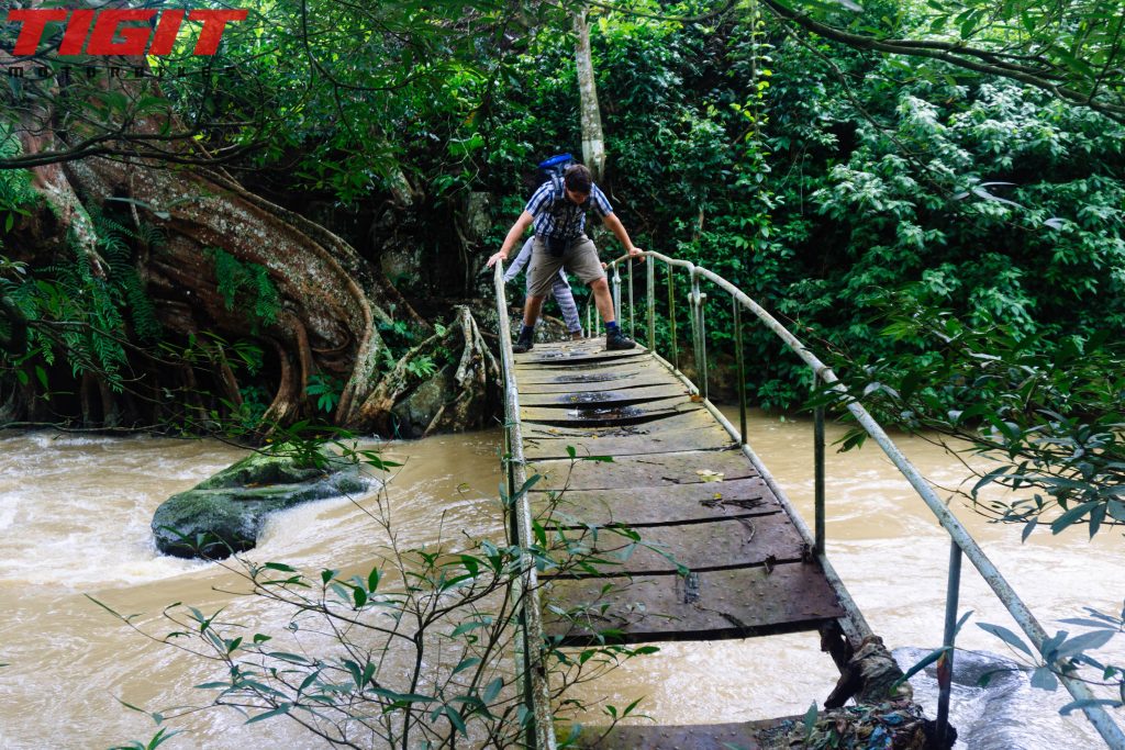 Bo Bla Waterfall rotten bridge